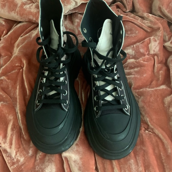 Shoes only been worn twice only do cash or Venmo. - Picture 1 of 4